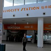 4ドルの乗車券で，島内乗り放題　Vivocity駅の券売機はクレジットカード対応のみ
