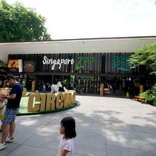 券売所でスマホのQRコードを入場券に替える