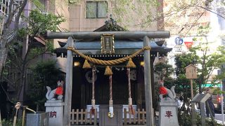 ビルの谷間の神社