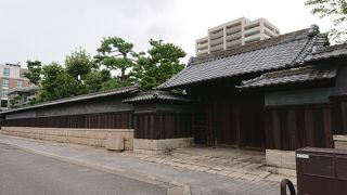 堂々とした門と塀です!!