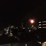ビーチで上がる花火を宿の窓から