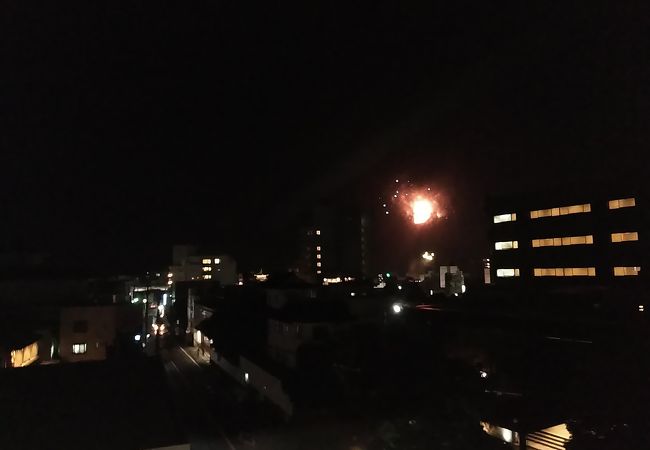ビーチで上がる花火を宿の窓から