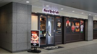 著名ミュージシャンが実際に使用した衣装や楽器などを飾っていました