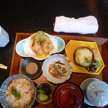 本采、季節物をうまく料理したメニューでアッタ