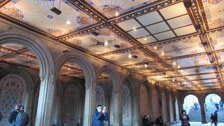 ミントンのタイルが美しい