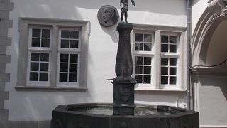 旧市街地の中心的な場所にあります。