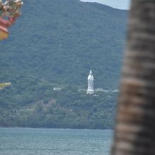 木々の間からも見える