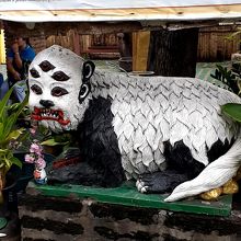 その近くには、目が５つもあるパンダみたいな？？？像。