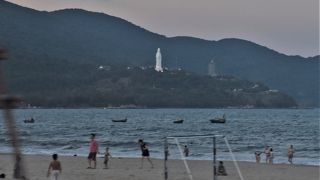 真っ白で高さ６７メートルの観音像。ダナンのビーチからもよく見える