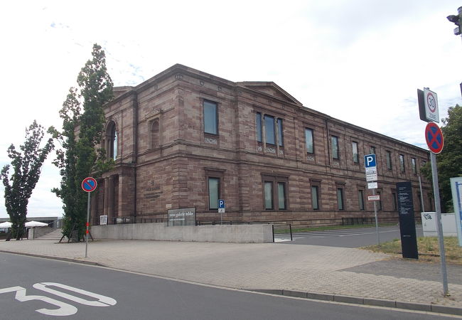 町の南側のエリアにあります。