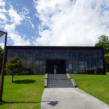 企画展は芝生ギャラリーで開催