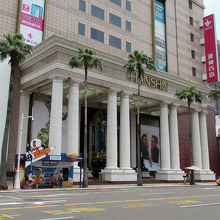 正面の神殿風デザインは、ちょっとやりすぎかも…