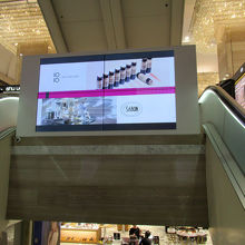 エレベーターにも大型モニター