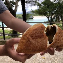 ビックサイズのカレーパン。焼き立ては熱いので危険。(笑)