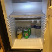 冷蔵庫内は水も有料