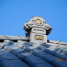 屋根に結城の文字があります