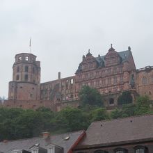 広場から見上げる場所にあります。