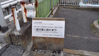 小型の船がたくさん