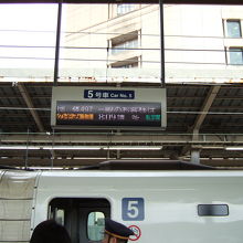 ホームの乗車口上に行き先と時間が表示されるのは親切