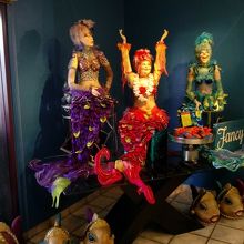 入って左手のディスプレイ