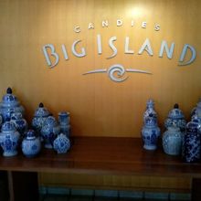 入って正面のお店ロゴ