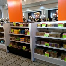 沢山の種類のお菓子やコーヒー豆等が並んでいます