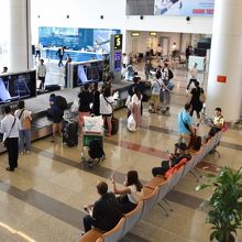 国際線ターミナルビルのターンテーブルを見下ろす吹き抜け