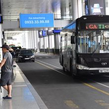 洒落た真っ黒な車体。正面ヘッドに「Ｔ１⇔Ｔ２」と表示されてい