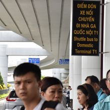 乗り場の柱にシャトルバスという表示があるので、ここで待つ