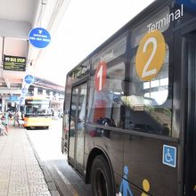 車体には赤と黄色で、１、２とある