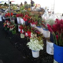 お花も沢山販売していました