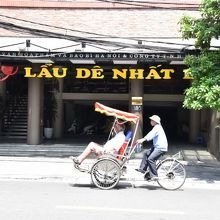 ハノイ旧市街をのんびりはしるシクロ