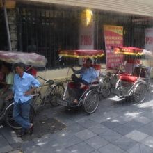 木陰でのんびり休憩中のシクロ