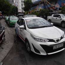 白い車体に赤と緑のラインが入ったビナサン