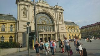 駅にはラウンジがあります