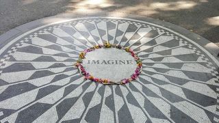 ジョンレノンの記念碑　ストロベリーフィールズ