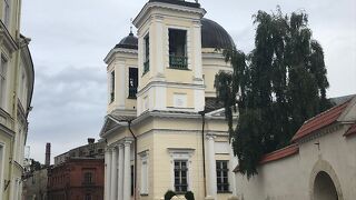 黄色の外壁にロシア正教っぽい緑色の丸い屋根