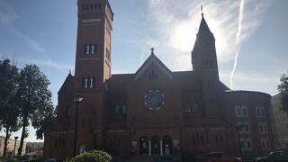 赤いレンガ造りの教会