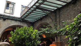 ザンクトペーター教会のレストラン、創業803年で歴史があります。