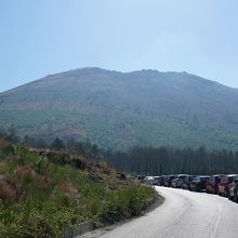 19年8月、駐車場は山道に沿って駐車。山頂はるか遠く
