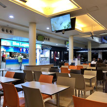 清潔感のある綺麗な店内。テレビモニタまであります