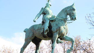 橋のたもとの騎馬像