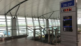 ベトナム経由で第三国行きベトナム再入国はくれぐれも注意、もし空港泊なら２７番ゲートそばがいい