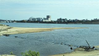 東側の跳ね橋が特徴的。