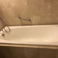 しっかり深い浴槽。栓は弱いから足で栓を。