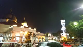 ライトアップも幻想的なモスク