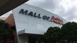 巨大なショッピングモール