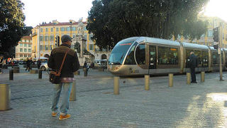 トラムが横切る広場