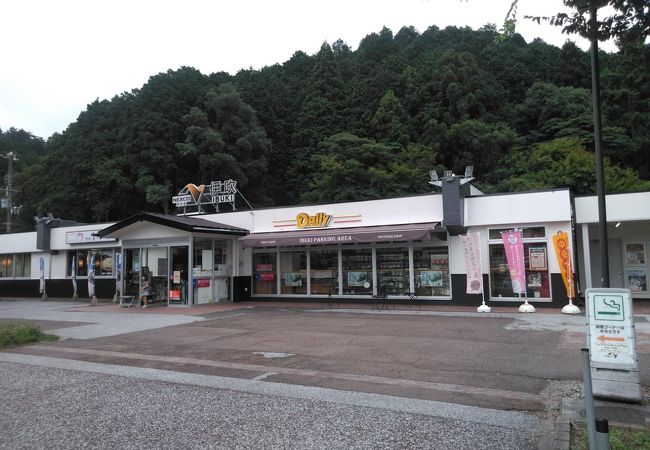 小さなパーキング。コンビニがあります