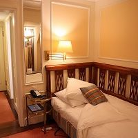 このベッドで一泊3万円を軽く超えます